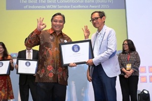 Dirut BNI Syariah - Dinno Indiano saat menerima penghargaan dari pendiri Markplus Inc. Hermawan K.