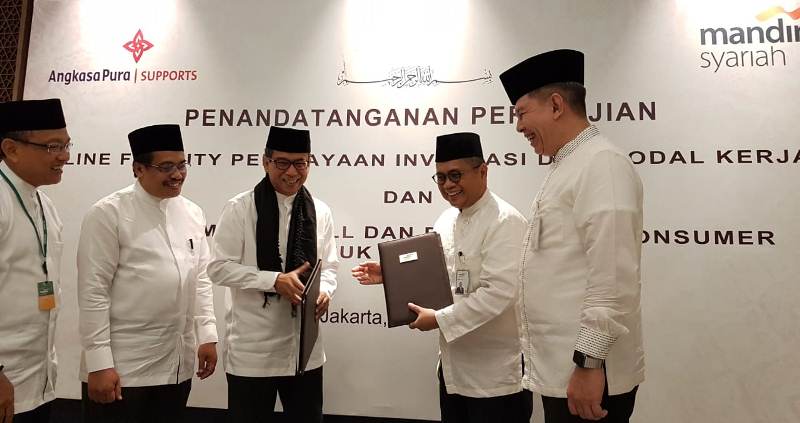 Penandatangan kerjasama Mandiri Syariah dengan PT Angkasa Pura Support di Jakarta (17/5).