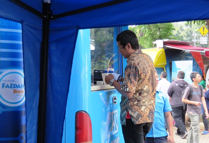 Both BRI Syariah tempat penukaran uang tunai di lapangan parkir IRTI Monumen Nasional, Jakarta