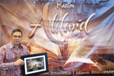 FWD LIfe menerima pengahrgaan pada Karim Award 2019