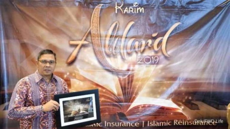 FWD LIfe menerima pengahrgaan pada Karim Award 2019